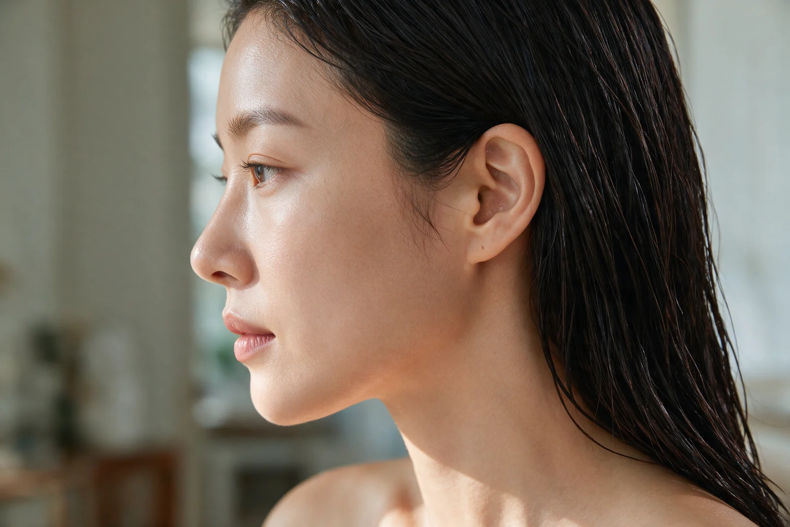부드러운 빛 아래 피부 결을 관찰하는 연출 이미지